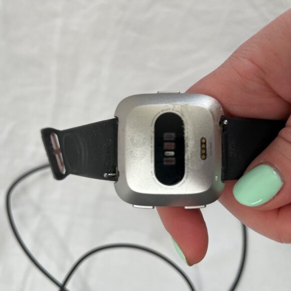 Fitbit Versa Smartwatch With Black & Silver Floral Band & Charger for Parts - Picture 4 of 7